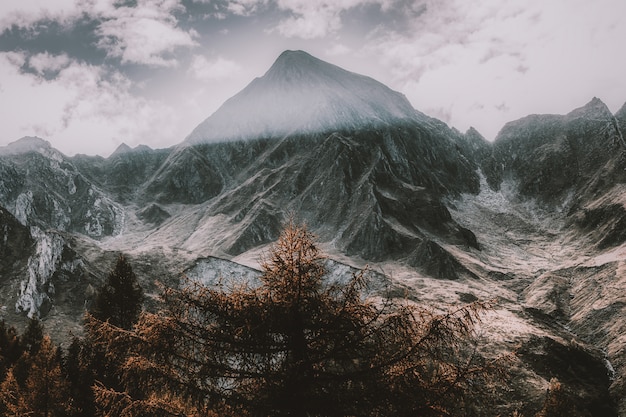 Montagna innevata sotto il cielo nuvoloso