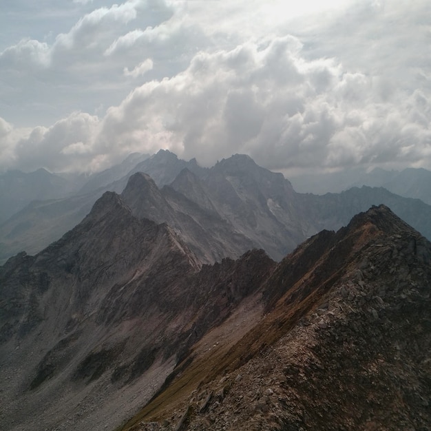 Montagna marrone e grigia