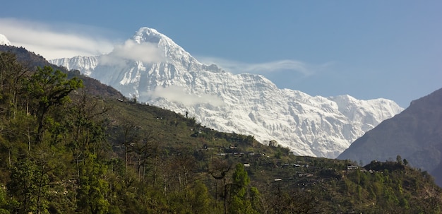 Montagna ricoperta di neve e un cielo blu