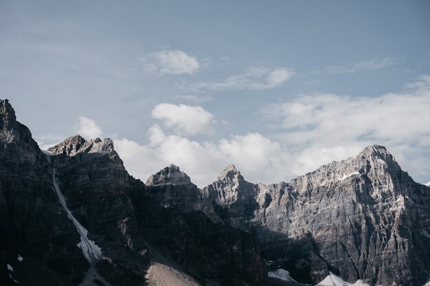 Montagna rocciosa marrone sotto le nuvole bianche durante il giorno