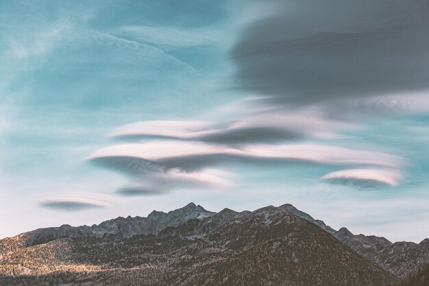 Montagna sotto il cielo nuvoloso