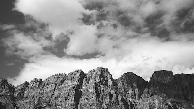 Montagna sul cielo nuvoloso