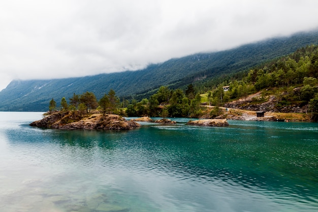 Montagna verde sopra il lago blu idilliaco