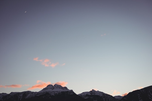 Montagne coperte di neve durante l'inverno