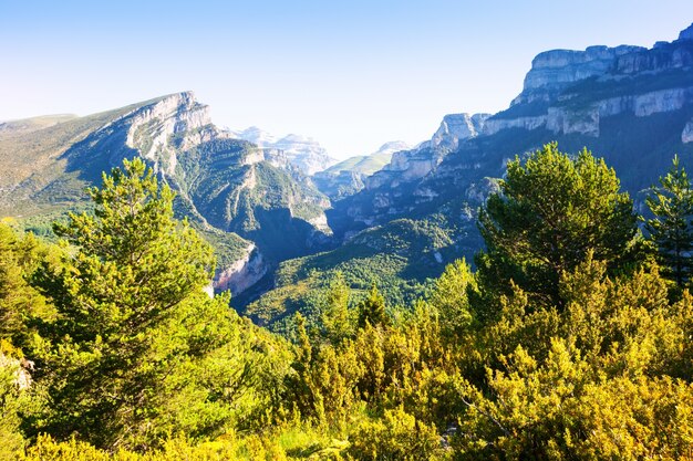 Montagne dei Pirenei paesaggio con Anisclo Canyon