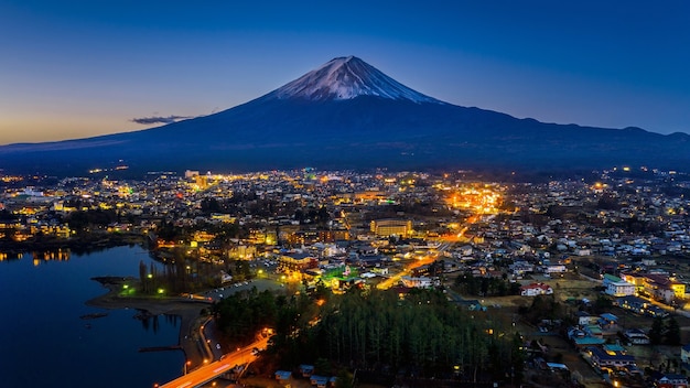 Montagne di Fuji e città di Fujikawaguchiko di notte, Giappone.