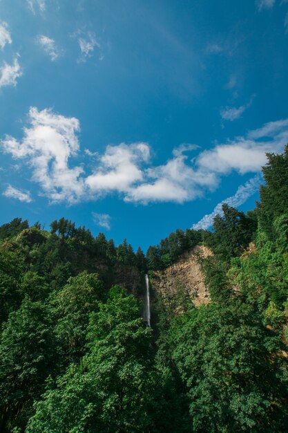 Montagne e cielo blu