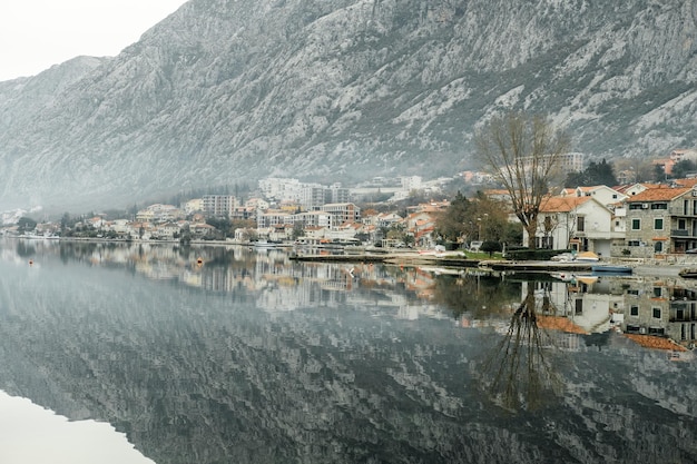 Montagne e mare Adriatico con tempo nuvoloso Dobrota Montenegro