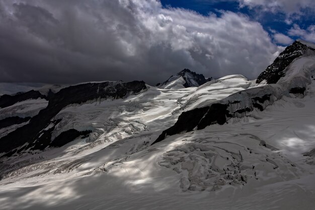 Montagne innevate sotto le nuvole aureola