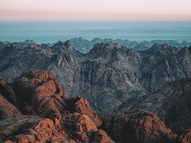 Montagne rocciose del Sinai vicino alla città di Santa Caterina in Egitto al tramonto panoramico