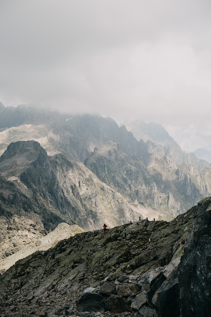 Montagne rocciose e una persona in piedi su di esso