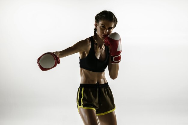 Montare la donna caucasica nella boxe di abbigliamento sportivo isolato su sfondo bianco.