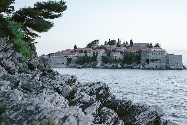 Montenegro Budva Riviera il parco vicino all'isola di Sveti Stefan