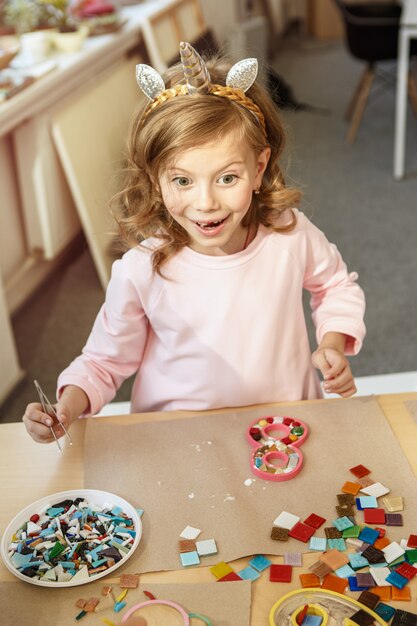 Mosaico puzzle art per bambini, gioco creativo per bambini. due sorelle giocano a mosaico