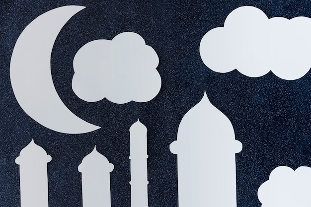 Moschea e nuvole fatte di carta