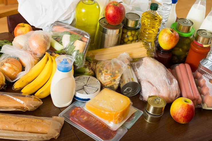 Foto gratuito mostra a tavola con articoli di cibo per la famiglia