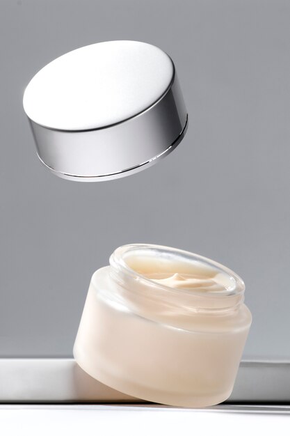 Mostra di creme cosmetiche levitanti