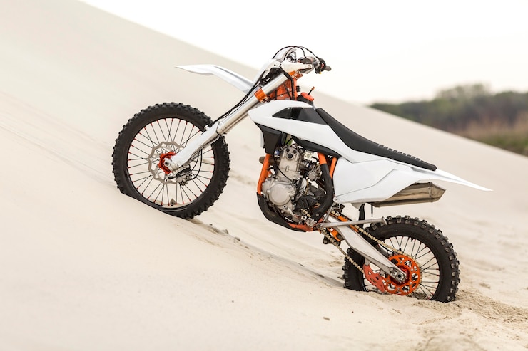 Foto gratuito moto elegante parcheggiata nel deserto