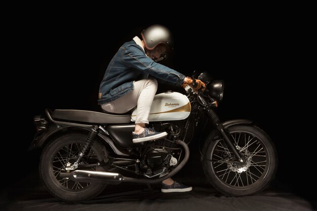 Motocicletta da uomo su cafe racer style