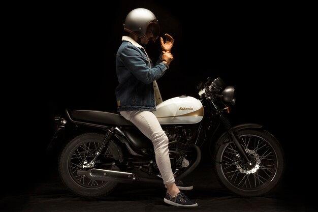 Motocicletta da uomo su cafe racer style