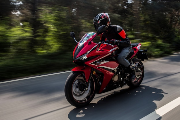 Motociclismo rosso sulla strada.