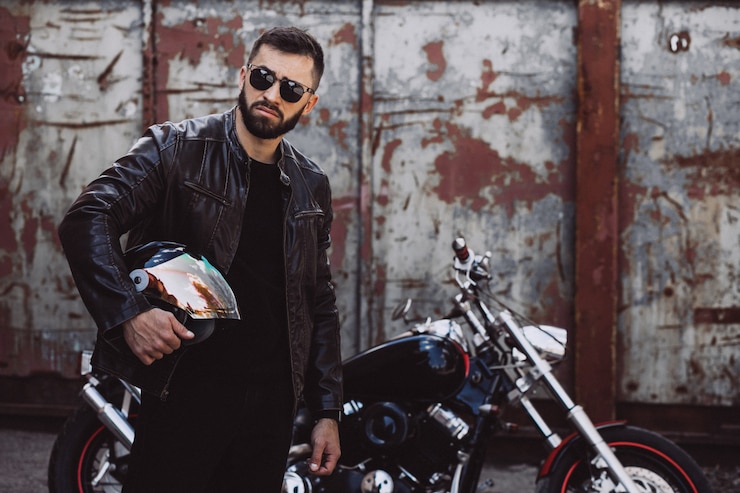 Foto gratuito motociclista bello dell'uomo che viaggia su mototrcycle
