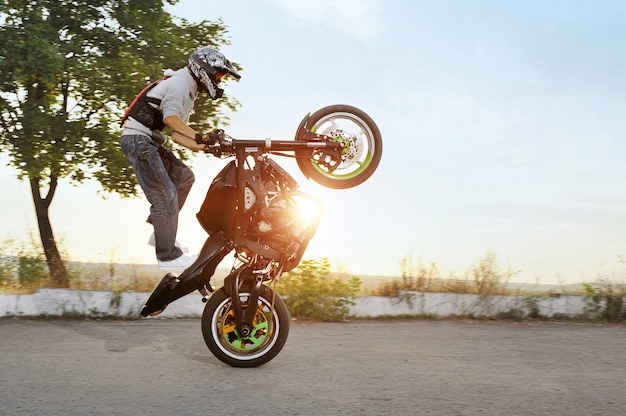 Motociclista in sella a una moto