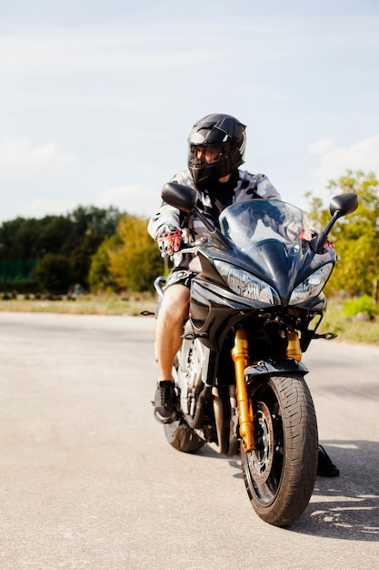 Motociclista in sella sulla strada