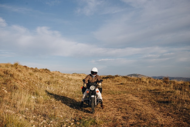 Motociclista su pista di ghiaia fuoristrada