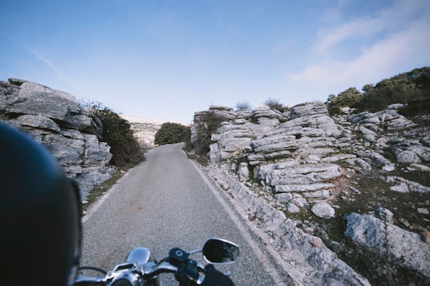 Motociclista sulla strada di montagna