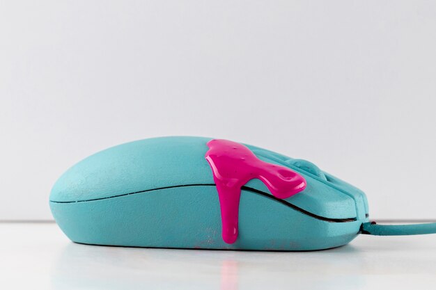 Mouse con gocce di vernice rosa