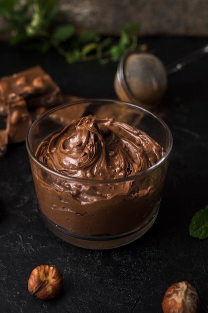 Mousse al cioccolato delizioso primo piano