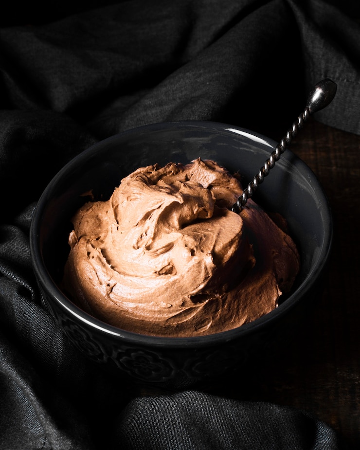 Foto gratuito mousse al cioccolato gustoso primo piano pronto per essere servito