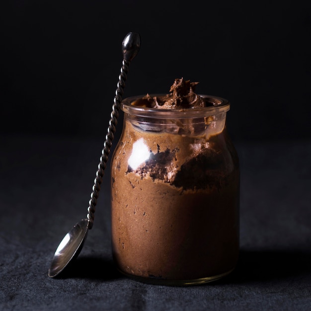 Mousse di cioccolato deliziosa primo piano pronta per essere servita