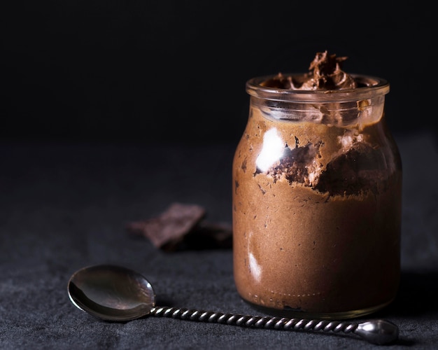 Mousse di cioccolato deliziosa primo piano pronta per essere servita