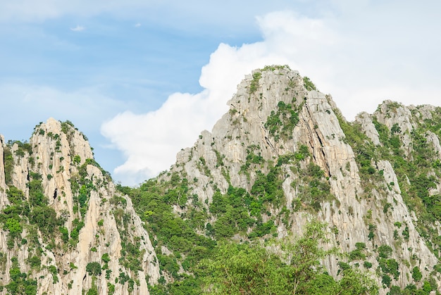 Moutain della roccia con cielo blu nella provincia di Nakhonsawan, Tailandia