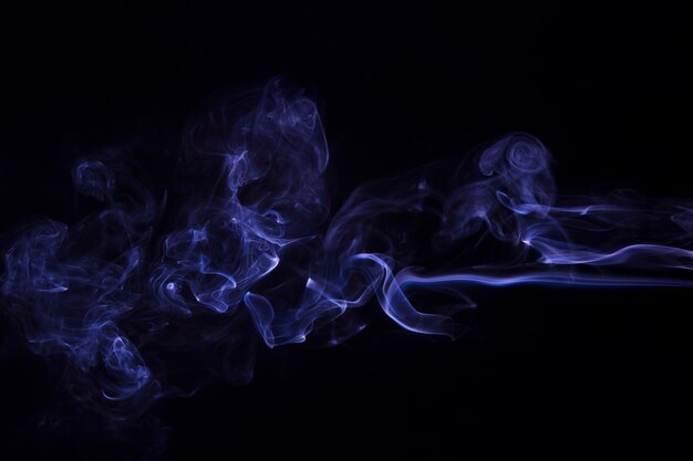 Movimento dell&#39;estratto del fumo viola su fondo nero