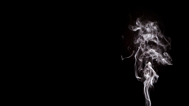 Movimento di forme di fumo su sfondo nero con copia spazio per scrivere il testo