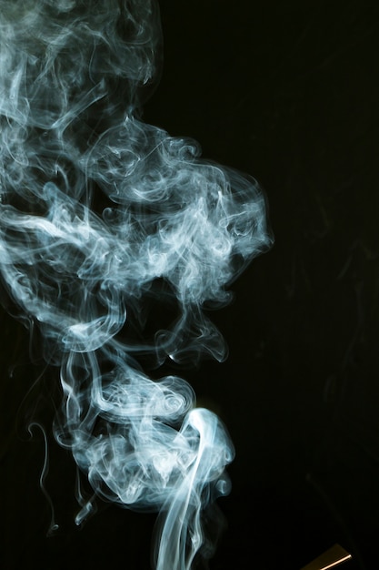 Movimento di fumo bianco su sfondo nero