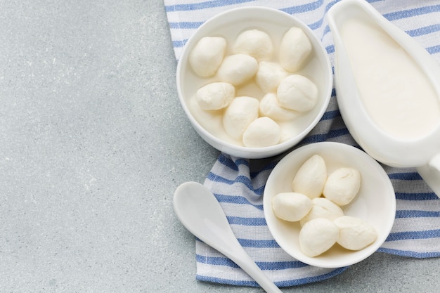 Mozzarella biologica vista dall'alto con latte fresco