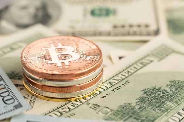 Mucchio del bitcoin del primo piano sopra le banconote