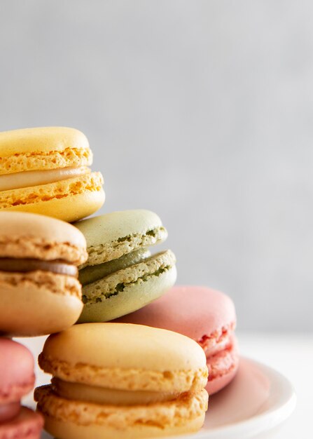 Mucchio del primo piano di macarons dolci