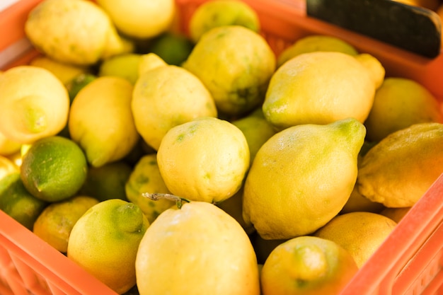 Mucchio del raccolto di limone giallo organico maturo fresco al mercato degli agricoltori locali