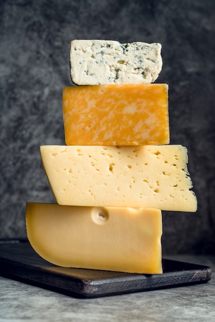 Mucchio delizioso del primo piano di formaggio sopra a vicenda