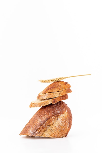 Mucchio delle fette del pane con lo spazio del grano e della copia del grano