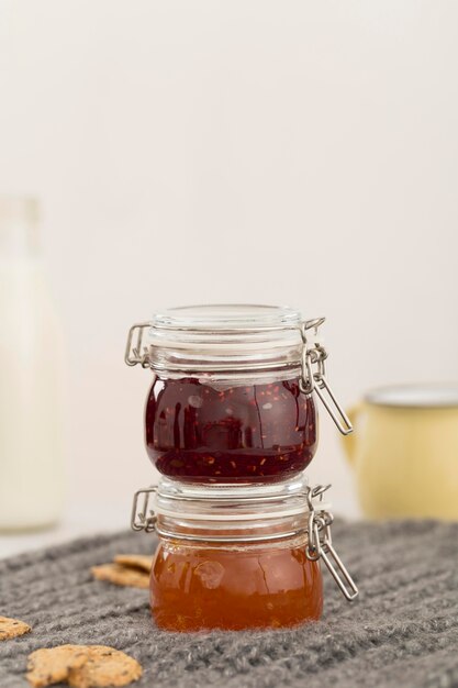 Mucchio di barattoli di marmellata fatta in casa vista frontale