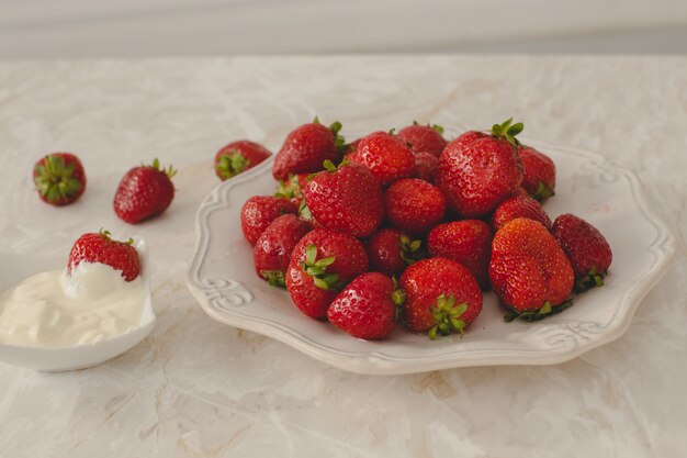 Mucchio di deliziosi frutti di bosco