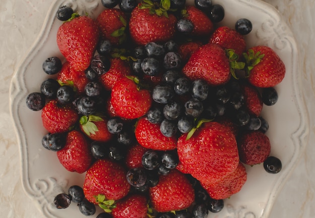 Mucchio di deliziosi frutti di bosco