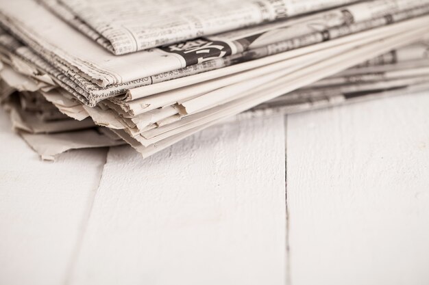 Mucchio di giornali su un tavolo bianco