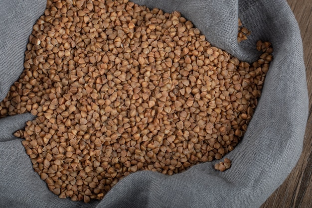 Mucchio di grano saraceno crudo in panno grigio